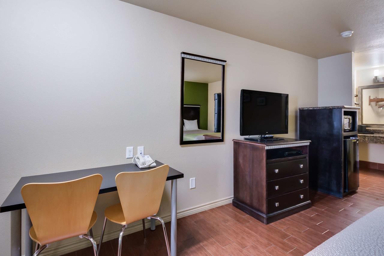 Motel 6 Floresville Εξωτερικό φωτογραφία