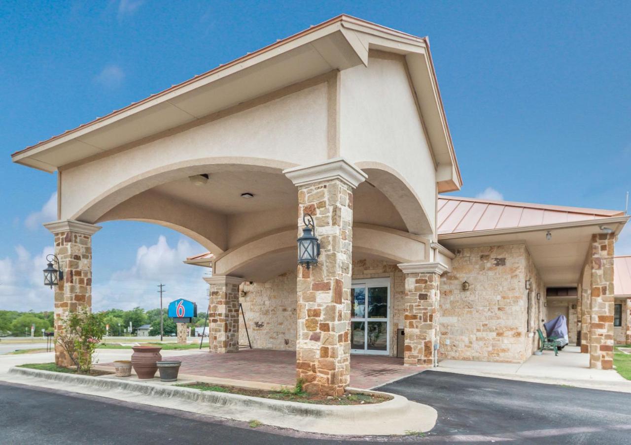 Motel 6 Floresville Εξωτερικό φωτογραφία