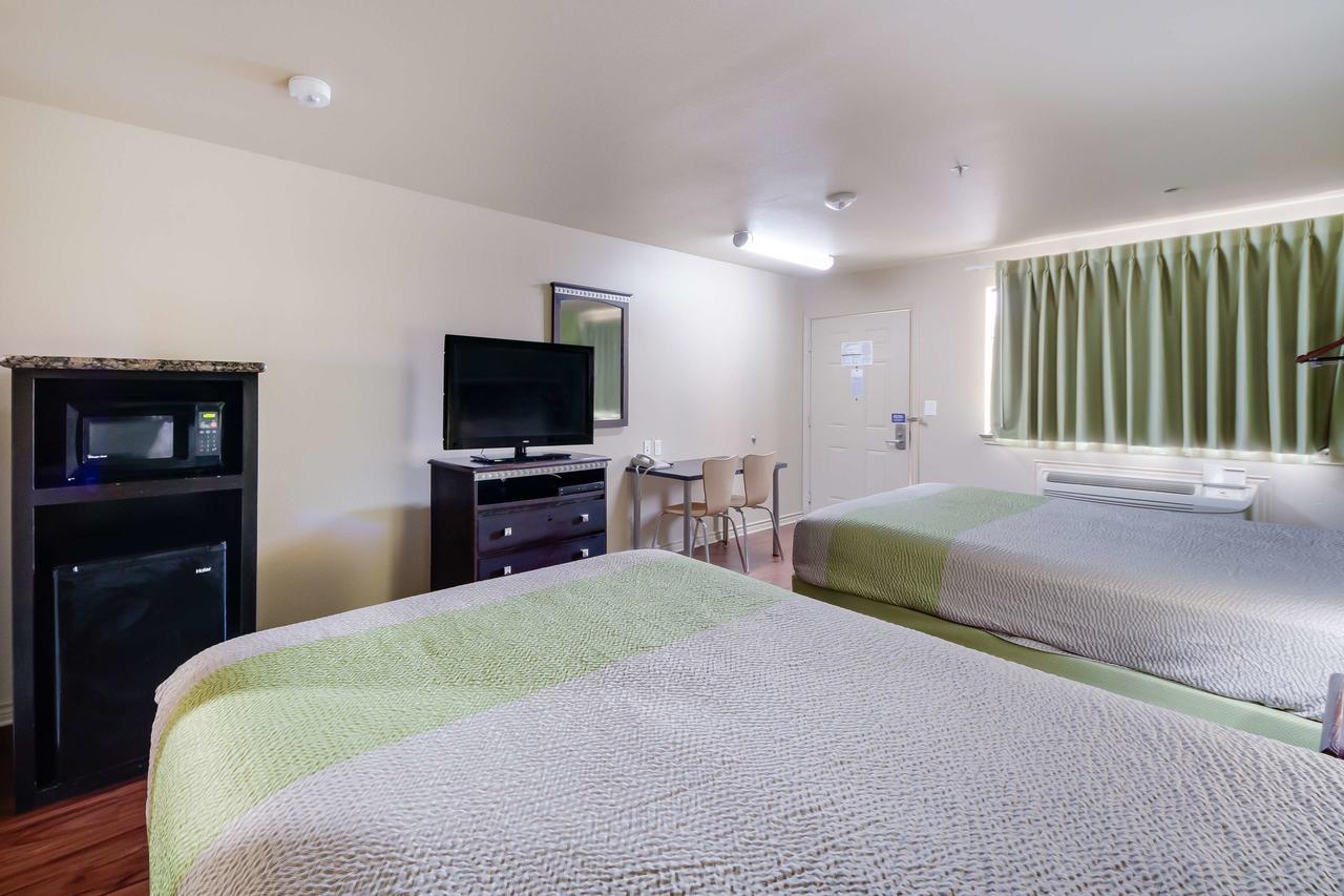 Motel 6 Floresville Εξωτερικό φωτογραφία