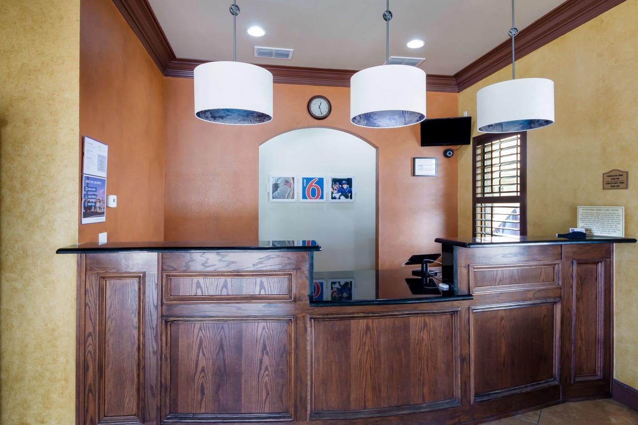 Motel 6 Floresville Εξωτερικό φωτογραφία