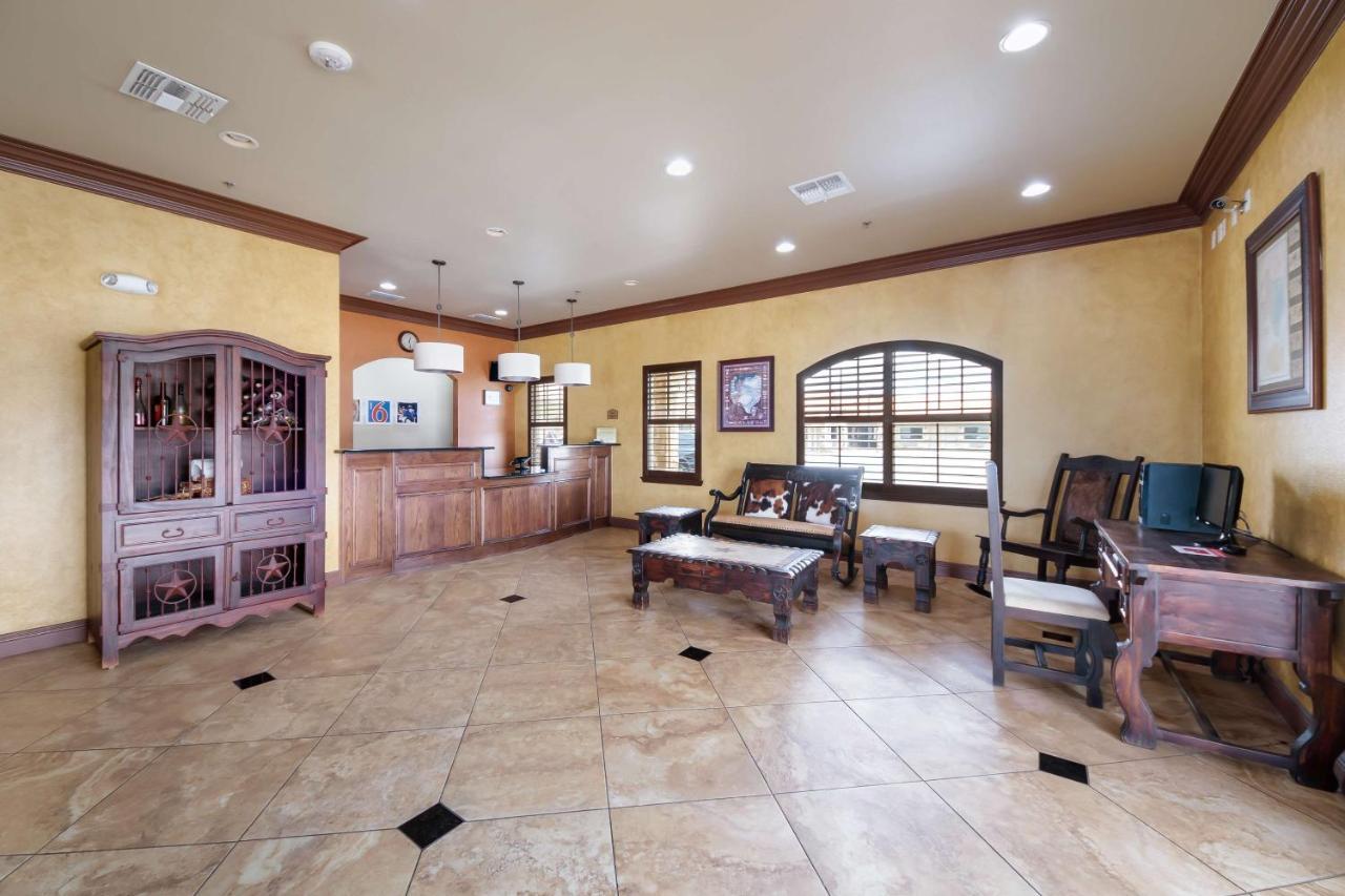 Motel 6 Floresville Εξωτερικό φωτογραφία