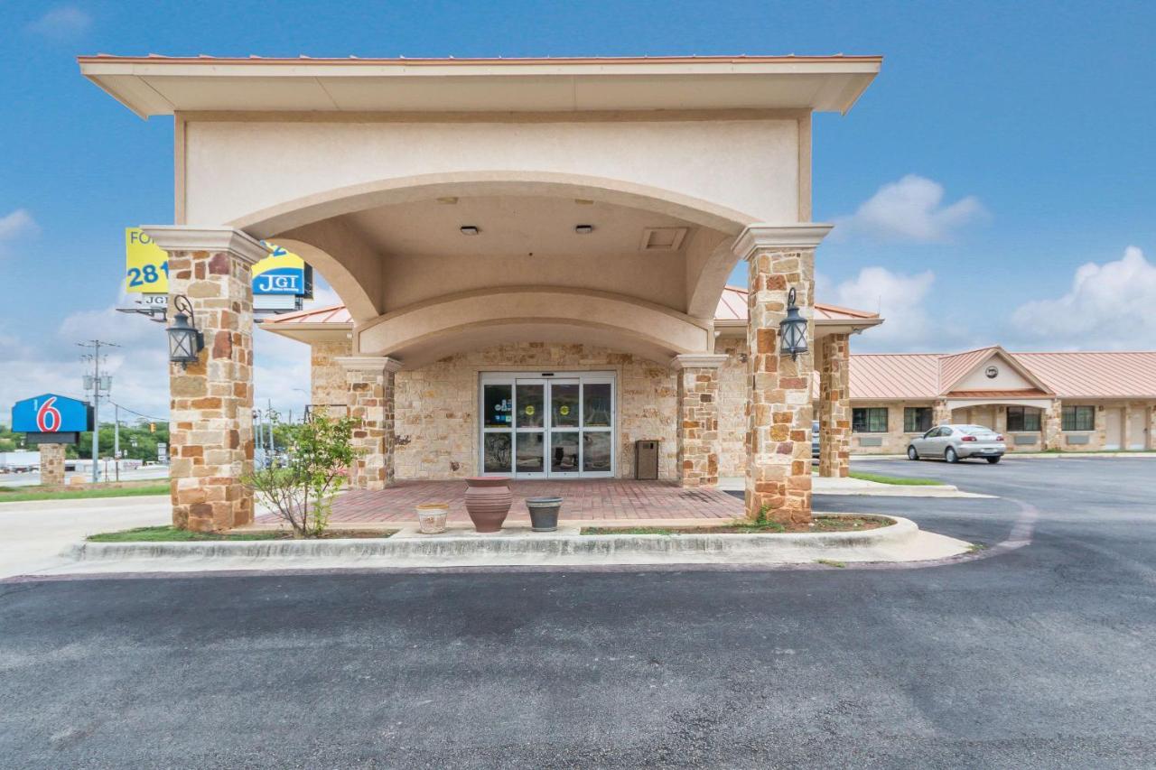 Motel 6 Floresville Εξωτερικό φωτογραφία